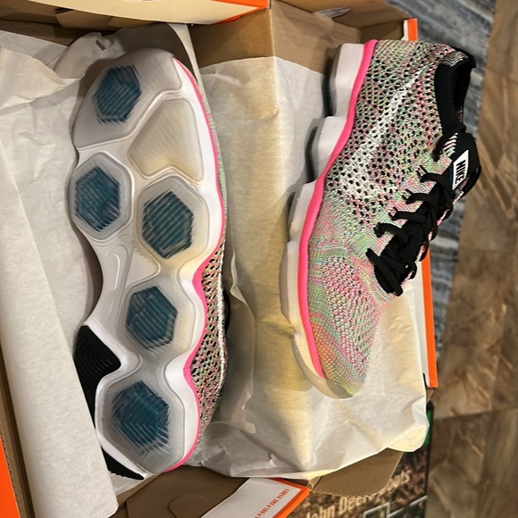 Nike womens flyknit zoom agility tennis shoes - Picture 4 of 8
